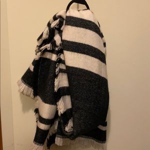 H&M’s NWT large  scarf